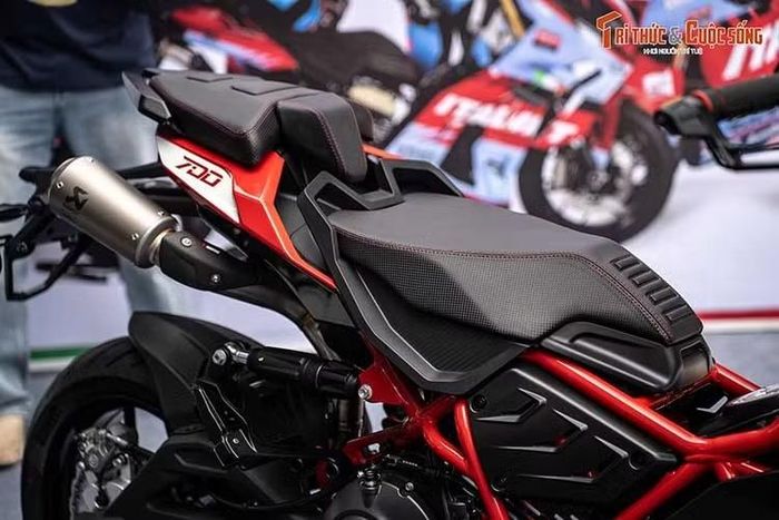 Được định vị là mẫu xe hiệu năng cao, Italjet Dragster 700 Twin quy tụ dàn trang bị đến từ các thương hiệu danh tiếng, bao gồm kẹp phanh Brembo Stylema bắt hướng tâm, cặp phuộc trước USD của thương hiệu Marzocchi, lốp hiệu năng cao Pirelli Diablo Rosso Scooter.