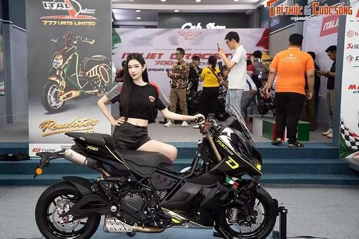 Điểm nhấn lớn nhất ở ngoại hình là bộ khung thép dạng mắt cáo lộ thiên, kết hợp cùng kính chắn gió thể thao và cánh lướt gió nhỏ, tạo nên diện mạo như một bản concept bước ra từ đường đua.