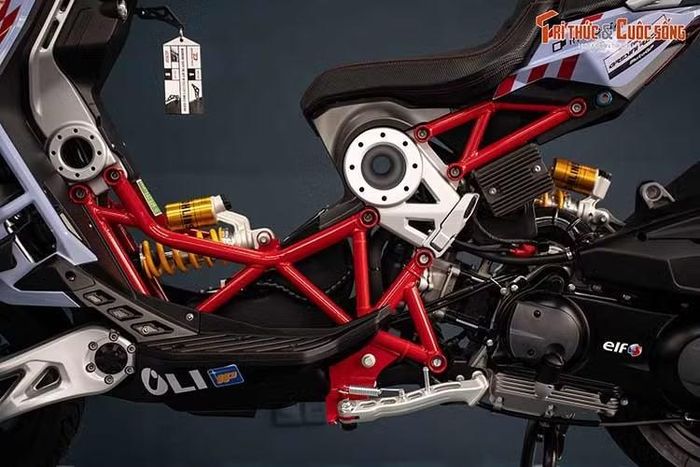 Với mức giá lên tới 428 triệu đồng, Italjet Dragster 700 Twin Premium Edition bán ra đắt ngang ngửa, thậm chí hơn một số mẫu ôtô cỡ nhỏ như Hyundai Grand i10 (360-455 triệu đồng) hay Kia Morning (325-439 triệu đồng), và cao hơn VinFast VF 3 (giá niêm yết 302-315 triệu đồng).