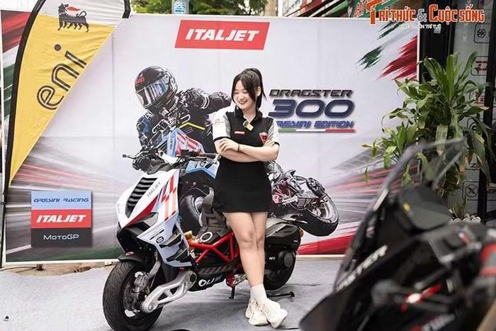 Hãng xe Ý đã mang đến một mẫu xe tay ga cực đoan và phá cách khi loại bỏ hoàn toàn tính thực dụng vốn có của dòng xe tay ga. Xe không có cốp chứa đồ dưới yên hay các tiện ích phổ thông, toàn bộ không gian được nhường chỗ cho các chi tiết cơ khí và tối ưu hiệu suất khí động học.