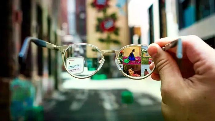 Công nghệ này cho phép người dùng thực hiện các câu lệnh bằng giọng nói rảnh tay, dịch thuật trực tiếp theo thời gian thực và tự động tạo phụ đề AI ở bất cứ đâu.