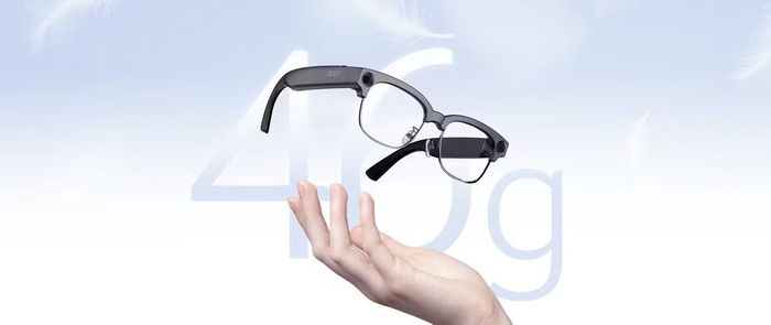 Nếu như GR0 mạnh về hiển thị thì phiên bản GI0 lại hướng tới sự linh hoạt khi cắt bỏ hoàn toàn dây nối và chỉ nặng vỏn vẹn 46 gram. Thiết bị kết nối với điện thoại thông qua Wi-Fi 5 hoặc Bluetooth 5.0, vận hành dựa trên nền tảng trí tuệ nhân tạo Google Gemini.