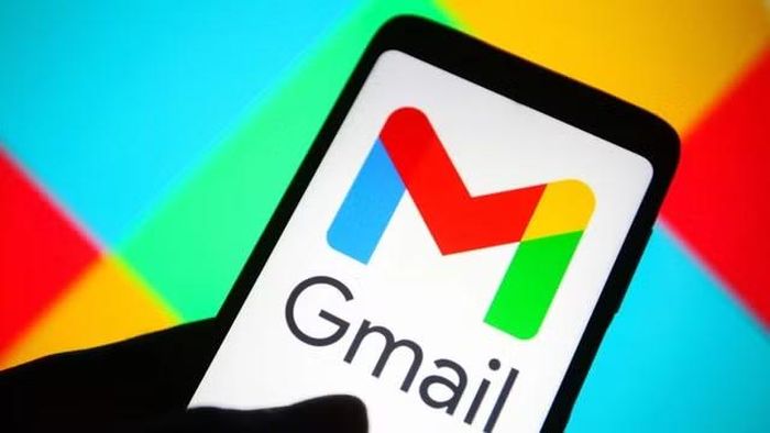 Năm 2001, anh bắt đầu phát triển Gmail như một dự án nội bộ với ý tưởng táo bạo là áp dụng công nghệ tìm kiếm của Google vào email, đồng thời mang đến dung lượng lưu trữ miễn phí lên tới 1GB khi ra mắt năm 2004, tạo nên cú sốc lớn trong ngành thư điện tử thời điểm đó.