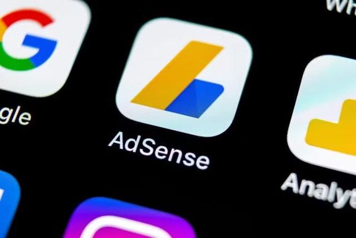 Không chỉ tạo ra Gmail, Buchheit còn xây dựng nguyên mẫu đầu tiên của Google AdSense - nền tảng quảng cáo theo ngữ cảnh đã trở thành cỗ máy kiếm tiền chủ lực của Google, góp phần tài trợ cho hàng loạt dịch vụ miễn phí mà người dùng internet đang sử dụng mỗi ngày.