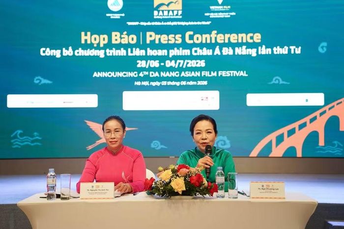 TS Ngô Phương Lan - Chủ tịch Hiệp hội Xúc tiến phát triển Điện ảnh Việt Nam (áo xanh) tại buổi họp báo công bố Liên hoan phim - Ảnh: BTC.
