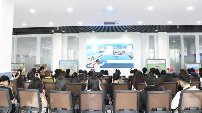 Đoàn tham quan tại Phòng quan hệ cộng đồng của Công ty.