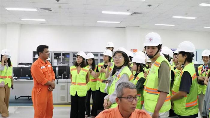 Đoàn tham quan thực tế tại Phòng điều khiển trung tâm.