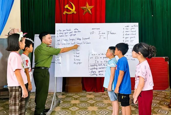 Cán bộ, chiến sĩ Công an tỉnh Ninh Bình giảng dạy tại lớp học tiếng Anh miễn phí dành cho trẻ em có hoàn cảnh khó khăn. Ảnh: Công an tỉnh Ninh Bình.