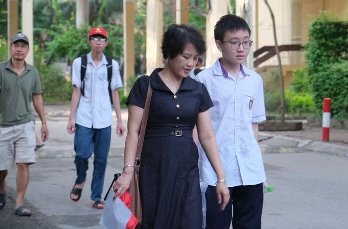 Phụ huynh đồng hành cùng thí sinh.