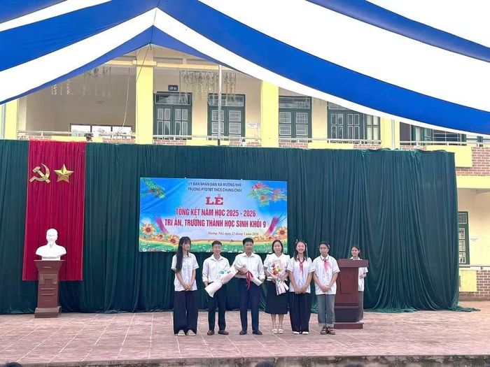 Học sinh tặng hoa, tri ân Ban giám hiệu nhà trường.