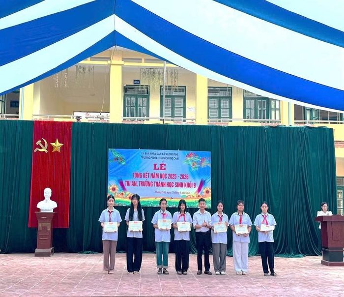 Thầy giáo Nguyễn Văn Quynh - Hiệu trưởng nhà trường (thứ 4 tính từ bên phải vào) khen thưởng các em đạt giải trong kỳ thi tuyển chọn học sinh giỏi các môn văn hóa khối 9.