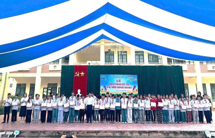 BGH nhà trường khen thưởng học sinh đạt giải trong kỳ thi tuyển chọn HSG các môn VH khối 6,7,8.