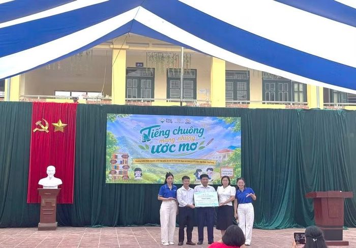Đại diện Công ty cổ phần Tingtong trao quà động viên nhà trường.
