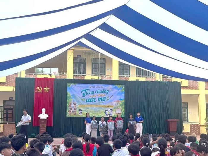 Đại diện Công ty cổ phần Tingtong trao quà cho học sinh có hoàn cảnh khó khăn.