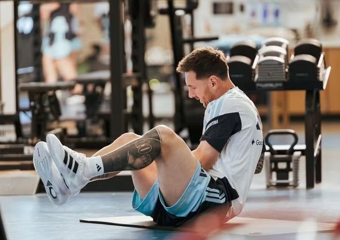 Tuy nhiên, trong buổi tập mới đây, Messi phải tập riêng. Việc này xuất phát từ việc cựu sao Barca bị căng cơ đùi trái ở trận đấu gần nhất trong màu áo CLB Inter Miami ở giải nhà nghề Mỹ. Ảnh: AFA.