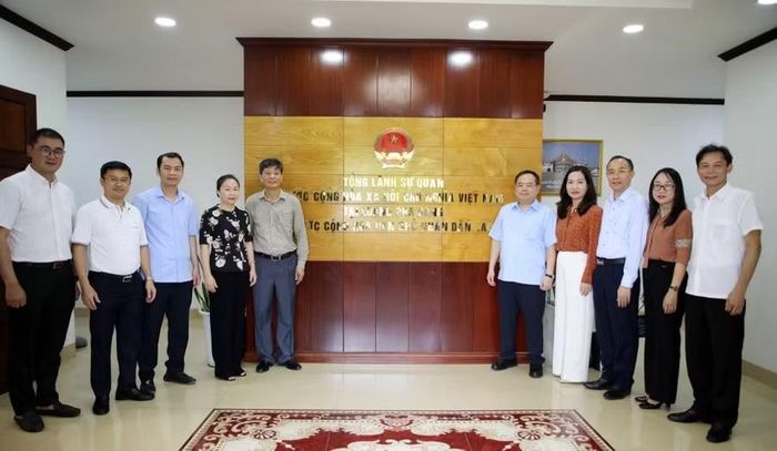 Bí thư Tỉnh ủy Quảng Ninh cùng đoàn công tác của tỉnh chụp ảnh lưu niệm với Tổng Lãnh sự quán Việt Nam tại Luông Pha Băng.
