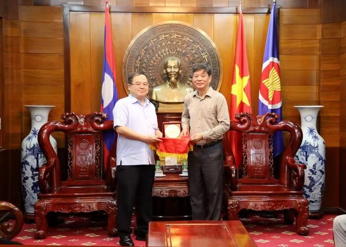 Bí thư Tỉnh ủy Quảng Ninh tặng quà lưu niệm cho Tổng Lãnh sự Việt Nam tại Luông Pha Băng.
