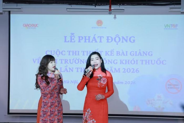 Cô Trần Phương Thảo (phải) và đồng nghiệp của mình tại Trường THCS Trưng Vương, Hà Nội.