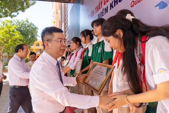 Thầy trò Trường THCS Quang Minh (xã Quang Minh, Hà Nội) trong lễ tổng kết năm học.
