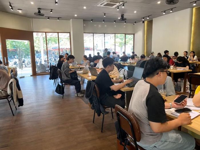 Quán cà phê, thư viện trở thành điểm tránh nóng lý tưởng của sinh viên.