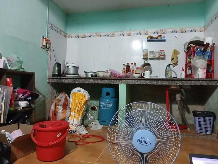 Căn phòng trọ 15m2 của sinh viên Trần Thị Kim Hiền oi bức do nhiệt độ tăng cao.
