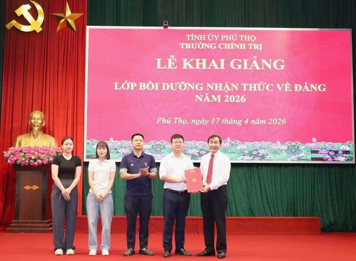 Lễ khai giảng lớp bồi dưỡng nhận thức về Đảng do Trường Chính trị tỉnh Phú Thọ tổ chức.