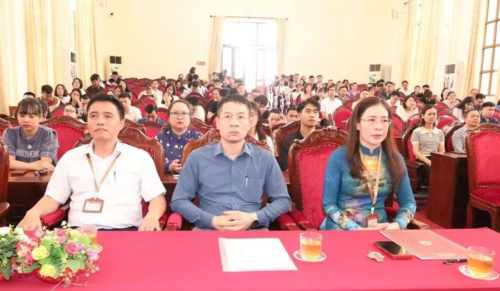 Quang cảnh lễ bế giảng lớp bồi dưỡng lý luận chính trị dành cho Đảng viên mới.