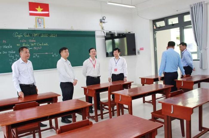 Đoàn kiểm tra cơ sở vật chất tại Điểm thi Trường THPT Cao Lãnh. Ảnh: D.U.