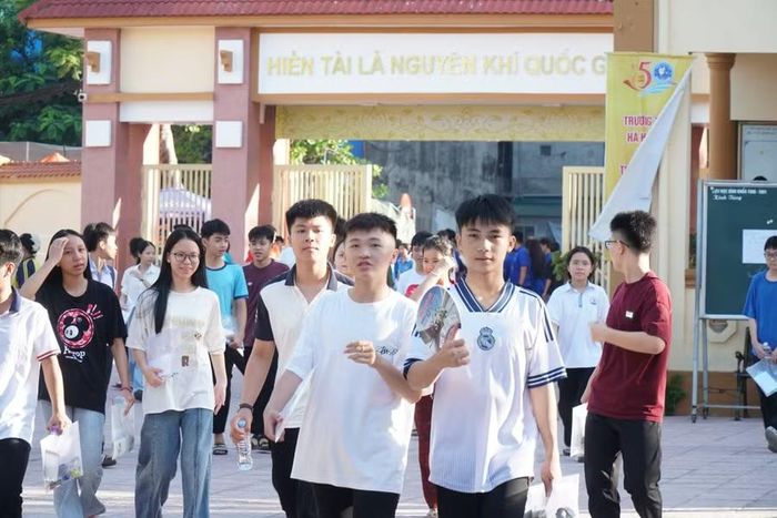 Thí sinh Nghệ An dự thi vào lớp 10 tại điểm thi Trường THPT Hà Huy Tập (Thành Vinh). Ảnh: Hồ Lài