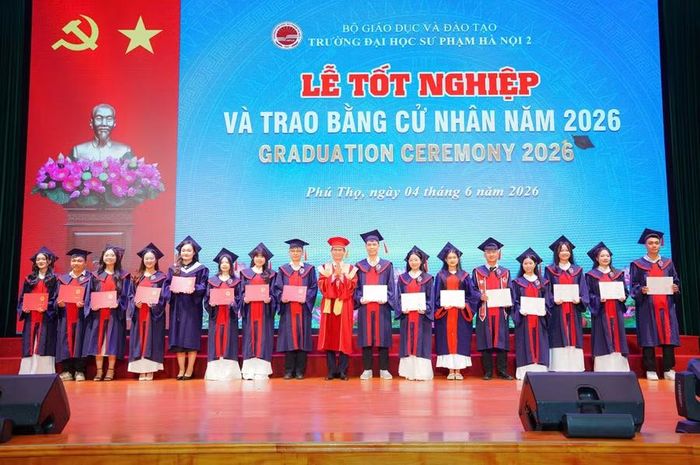 PGS.TS Nguyễn Quang Huy trao bằng tốt nghiệp cho các tân cử nhân.