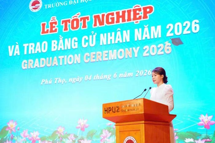 Sinh viên Nguyễn Thị Dương chia sẻ cảm xúc trong ngày khép lại hành trình đại học.