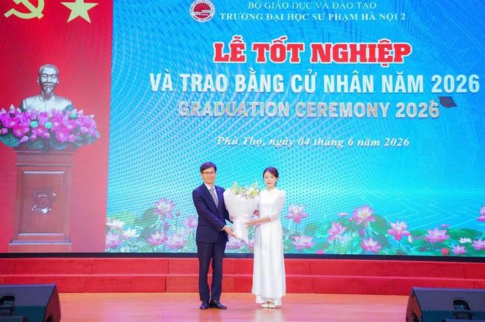 PGS.TS Nguyễn Quang Huy đại diện Nhà trường nhận bó hoa tri ân từ các tân cử nhân khóa 48.
