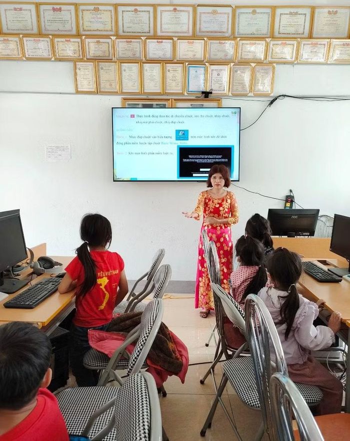 Cô Hoàng Thị Thanh Bình - giáo viên chủ nhiệm lớp 1A1, Trường Tiểu học Phố Cáo (Phố Bảng, Tuyên Quang) trong giờ lên lớp. Ảnh: NVCC.