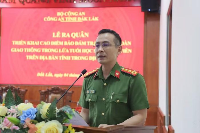 Đại tá Trần Bình Hưng, Phó Giám đốc Công an tỉnh Đắk Lắk phát biểu tại lễ ra quân. (Ảnh: Thành Tâm)