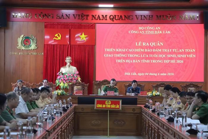 Các đại biểu tham dự lễ ra quân thực hiện cao điểm bảo đảm trật tự an toàn giao thông trong lứa tuổi học sinh. (Ảnh: Thành Tâm)