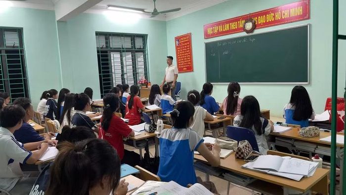 Sau mỗi buổi ôn luyện trong ngày, thầy trò nhà trường lại củng cố kiến thức vào khung giờ từ 19h30 - 22h30 mỗi tối.