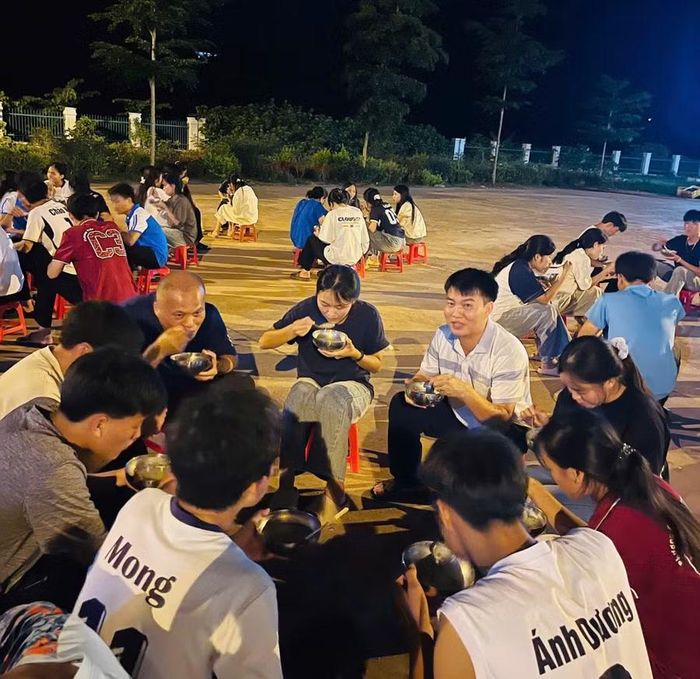 Ông Nguyễn Văn Tập, Hiệu trưởng Trường PTDTNT THPT Nà Hỳ (thứ tư tính từ bên phải) và BGH nhà trường ăn cháo đêm cùng các "sĩ tử" trong giờ giải lao.