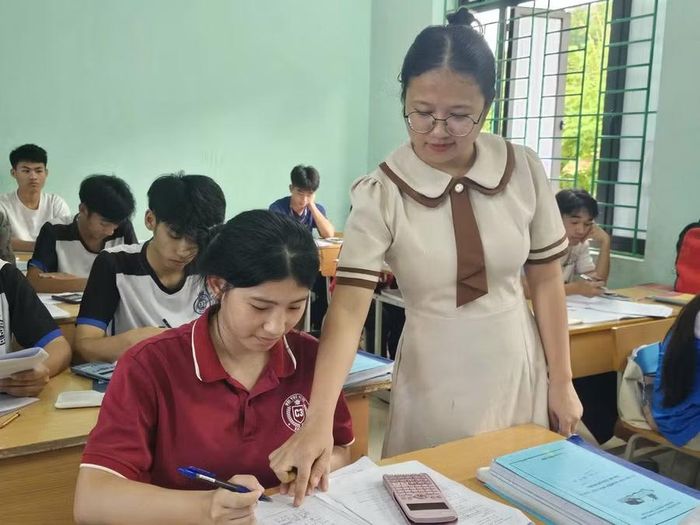 Dù trưa hè oi ả hay ban đêm nóng bức, cô trò vẫn miệt mài ôn luyện kiến thức mỗi ngày.