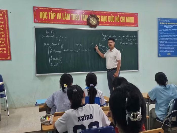 Quên đi thời tiết khắc nghiệt nơi cực Tây Bắc của Tổ quốc, thầy trò vẫn miệt mài ôn luyện với mong muốn đạt được mục tiêu cao nhất.