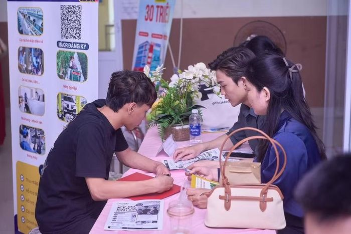 Doanh nghiệp tuyển dụng sinh viên Trường Cao đẳng Bách khoa Đà Nẵng ngay sau buổi lễ tốt nghiệp của trường.