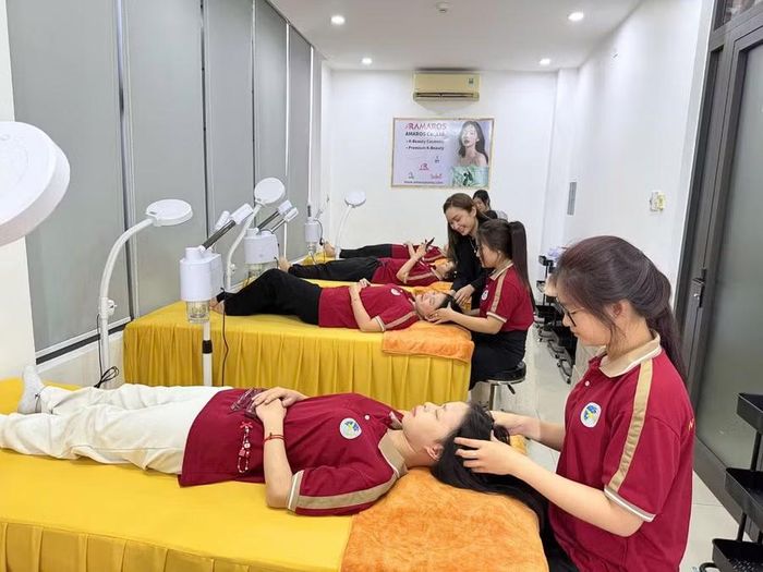 Sinh viên Trường Trung cấp Bách khoa Toàn Cầu trong giờ học tại trường.