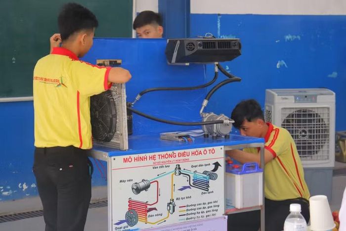 Sinh viên trong giờ thực hành.