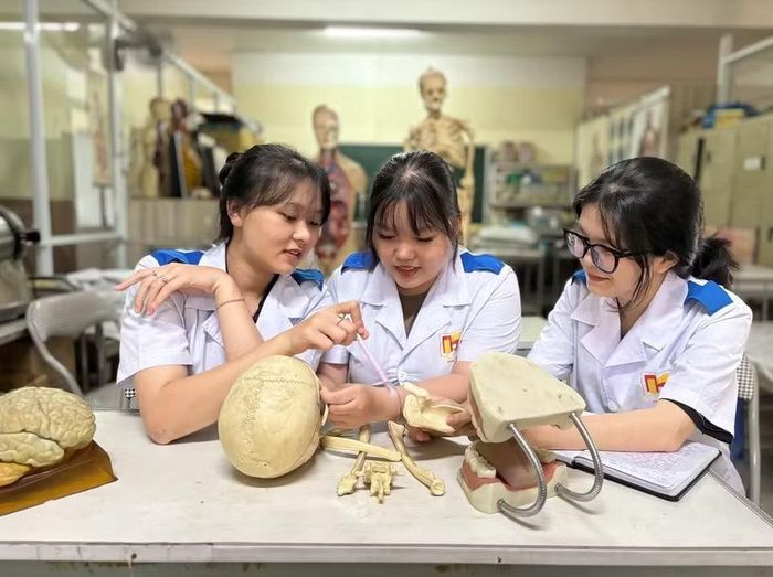 Sinh viên ngành điều dưỡng trong tiết học thực hành.