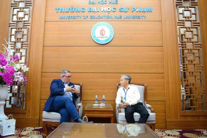 TS Lê Hồ Sơn - Hiệu trưởng Trường Đại học Sư phạm, Đại học Huế (phải) tiếp đón GS IAIN HAY - Phó trưởng Khoa Giáo dục, Trường Đại học Monash, Australia và cùng trao đổi các nội dung hợp tác tiềm năng trong phát triển chuyên môn nghiệp vụ cho giảng viên và người học.