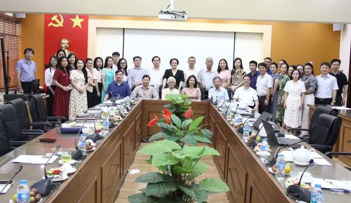 Các chuyên gia, nhà khoa học và đại biểu tham dự hội thảo.