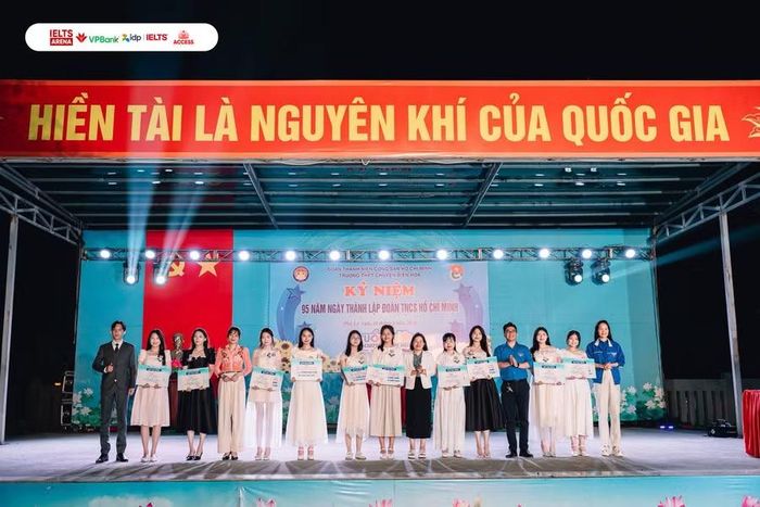 ACCESS trao tặng học bổng cho các cá nhân xuất sắc tại Trường THPT Chuyên Biên Hòa.