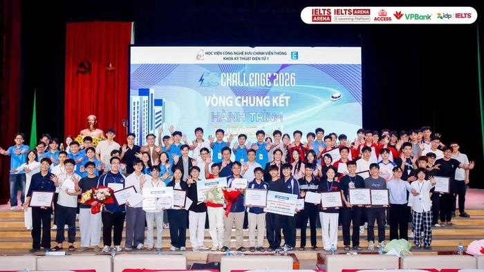 ACCESS trao học bổng cho các cá nhân xuất sắc đạt giải tại Hành Trình Tương Lai, Học viện Công nghệ Bưu chính Viễn thông.