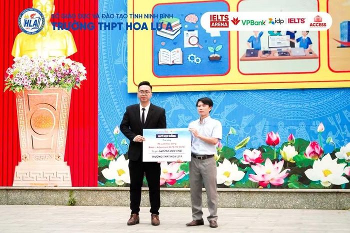 Đại diện Quỹ trao 95 suất học bổng tại Trường THPT Hoa Lư AA
