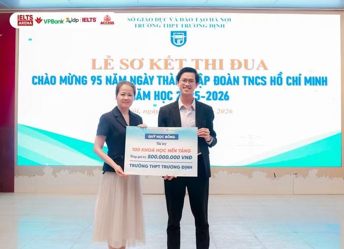 Đại diện Chương trình học bổng trao 100 suất tài trợ tại Trường THPT Trương ĐĐịnh