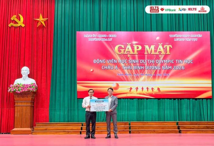 Đại diện Quỹ trao 95 suất học bổng tại Trường THPT Chuyên Lương Văn TTụy